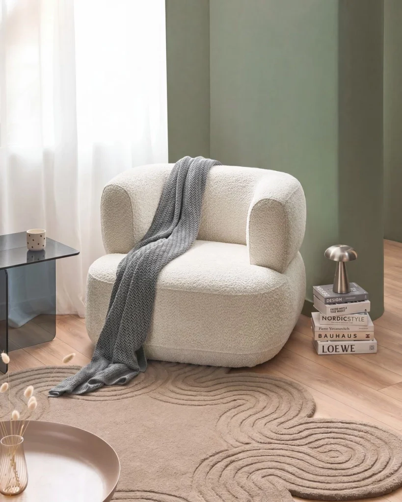 Accogliente Poltrona in Tessuto Chenille di Poliestere Beige Chiaro con Schienale Curvo Design Moderno Scandinavo - Image 4