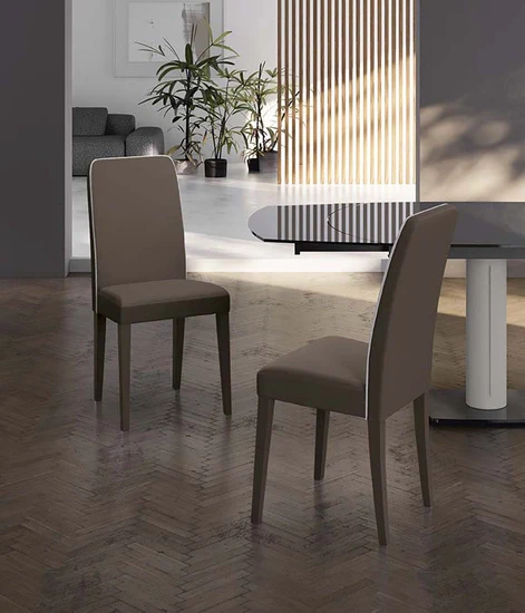 Sedia Anita con rivestimento in similpelle tortora e gambe in legno di faggio laccato - Design classico ed elegante - Stones