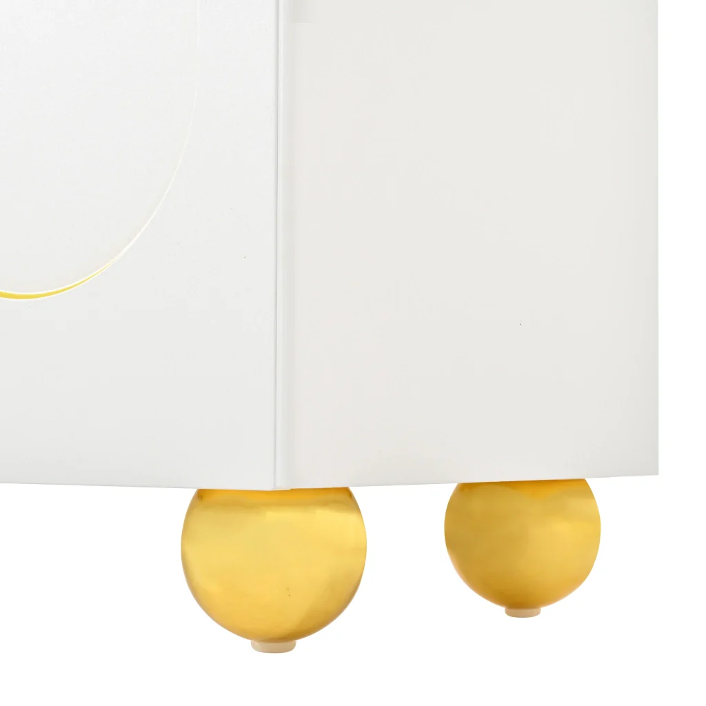 Credenza, mobile contenitore, ante con decorazioni ad arco in filo d’oro, piedini metallici sferici, bianco - Image 9
