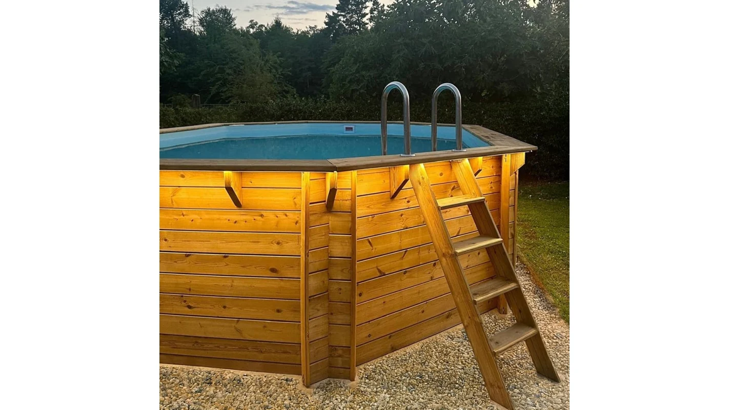 Piscina in legno NEMO 5.79 x 3.49 - H.1.45 m, azzurro chiaro, con supporti fissati al calcestruzzo - BAS7304OSPL - ALTANKA - Image 5