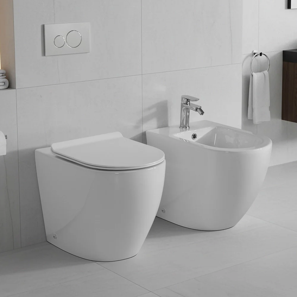 Sanitari filo parete traslati wc con sedile soft-close e bidet in ceramica bianca – Osaka