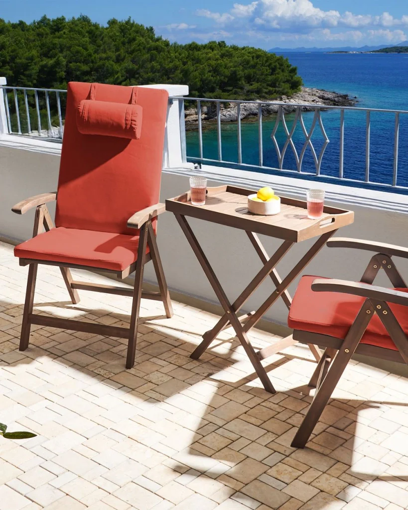 Set di 2 sedie da giardino rustiche in legno d'acacia naturale e cuscini rosso regolabili e pieghevoli per esterni con braccioli in stile rustico - Image 4