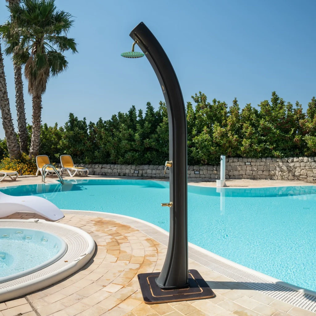 Sined Sole Xxl Doccia Solare Curva In Polietilene Hd Con Rubinetto e Lavapiedi Nero Serbatoio 40l Soffione Rotondo Rubinetto Lavapiedi Accessori In Metallo Colore Oro