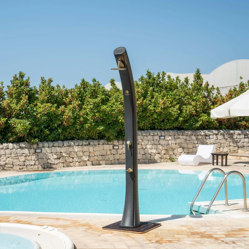 Sined Sole Xxl Doccia Solare Curva In Polietilene Hd Con Rubinetto e Lavapiedi Nero Serbatoio 40l Soffione Rotondo Rubinetto Lavapiedi Accessori In Metallo Colore Oro - Image 3