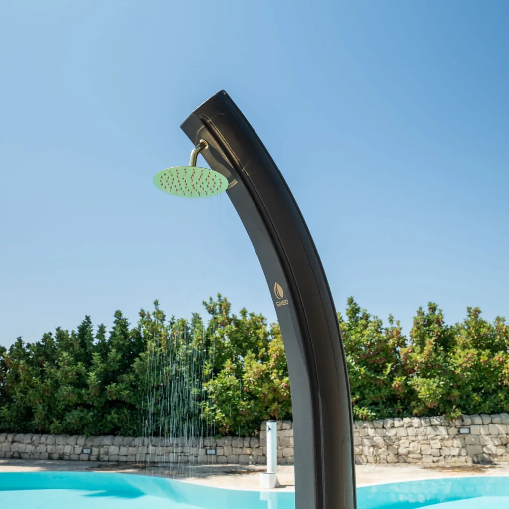Sined Sole Xxl Doccia Solare Curva In Polietilene Hd Con Rubinetto e Lavapiedi Nero Serbatoio 40l Soffione Rotondo Rubinetto Lavapiedi Accessori In Metallo Colore Oro - Image 6