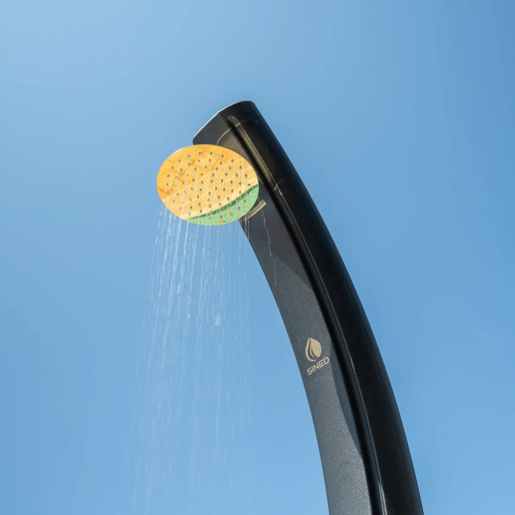 Sined Sole Xxl Doccia Solare Curva In Polietilene Hd Con Rubinetto e Lavapiedi Nero Serbatoio 40l Soffione Rotondo Rubinetto Lavapiedi Accessori In Metallo Colore Oro - Image 7