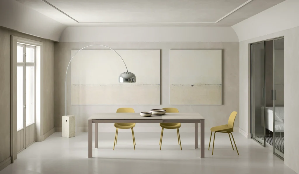 Tavolo allungabile Account 24 con top in ceramica sabbia opaca e allunghe in MDF sabbia - Stones